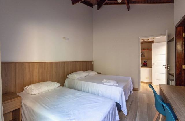 Quarto com Wi-Fi, ar-condicionado e a 300m do mar