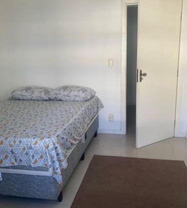 Quarto Essencial com Conforto em casa compartilhada