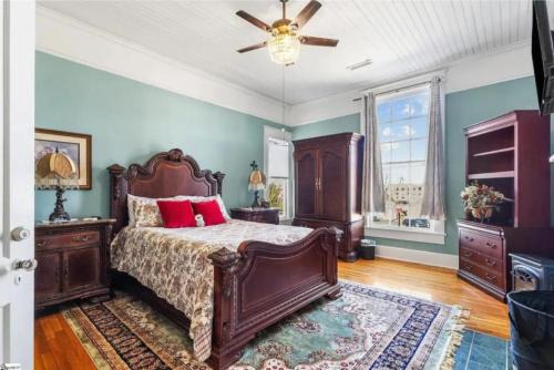 Queen Bed Retreat, Walk to Dining and Main St