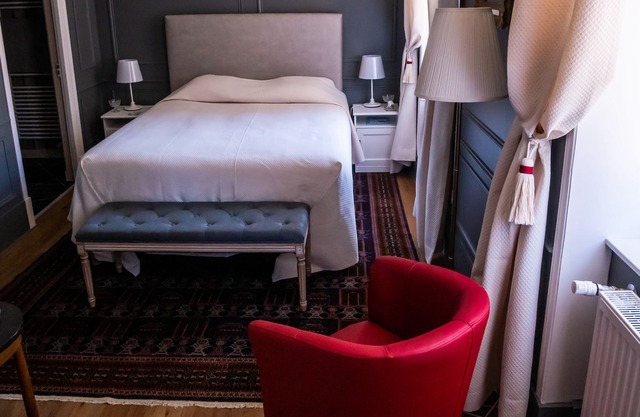 Queen-Deluxe-Private Bathroom-Vineyard view-chambre grise