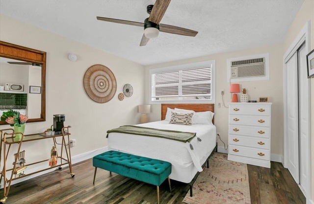 Queen Studio Comfort Downtown + Laundry