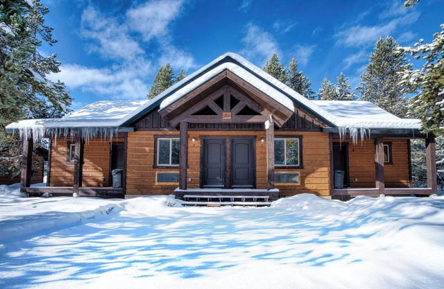 Queen Suite at Ponds Lodge Cabin 31 Unit 4