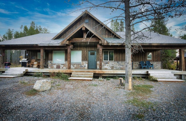 Queen Suite at Ponds Lodge Cabin 6 Unit 4