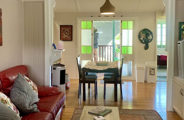 Queenslander on Queens - Upstairs Unit