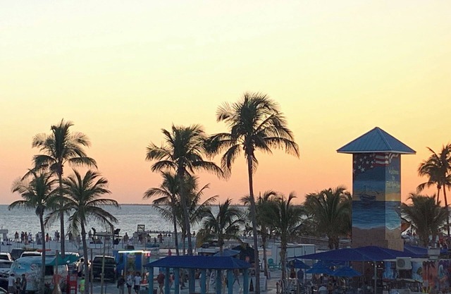 Quick walk to the beach! Cozy and bright 2/2 beach condo. Hidden Gem.