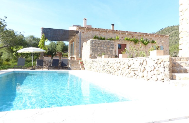 Quiet house and apartment with pool for 4 people