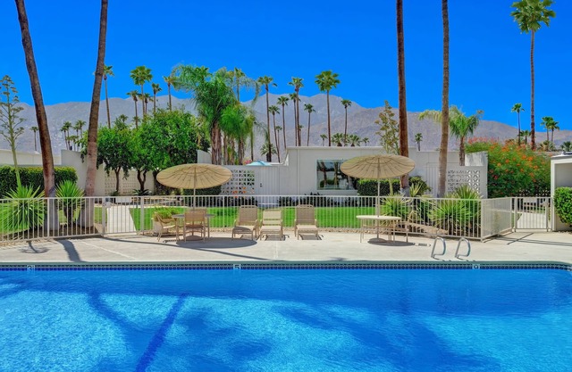 Quiet 3 bedroom 2 bath Sherwin Barton design Condo in Gardens Villas East - Gard