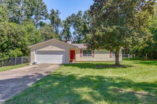 Quiet and Convenient Tallahassee Home, 4 Mi to Lake!