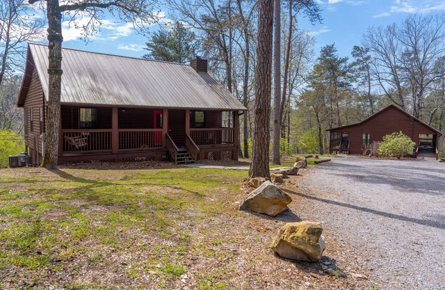 Quiet and cozy cabin minutes away from Noccalula Falls Park and all the trails.