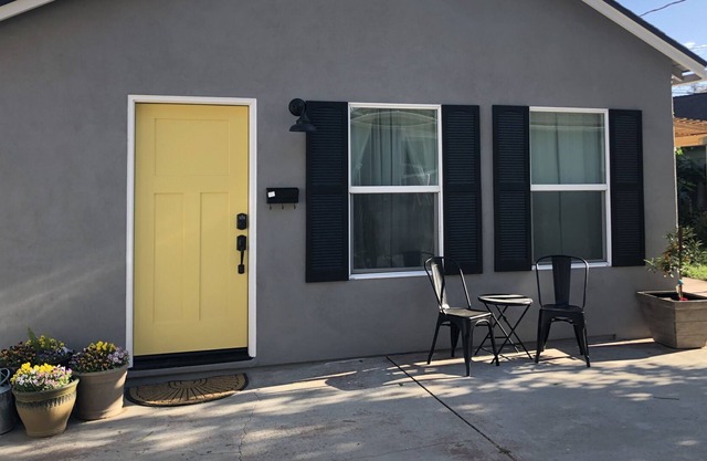 Quiet and cozy cottage near cute downtown