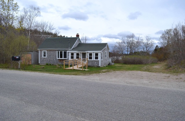 Quiet and Cozy Seaside Cottage with Amazing Sunsets