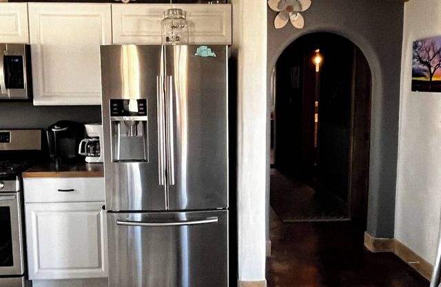 Quiet and cozy country home with mountain views in every direction. Sleeps 6