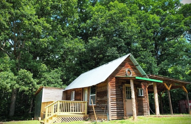 Quiet and relaxing 1 bedroom farm cabin with loft and deck.