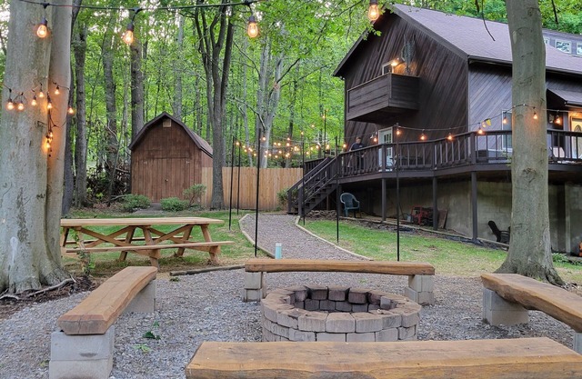 Quiet and spacious cabin close to Raystown Lake ! Hot Tub/Game Room/Firepit