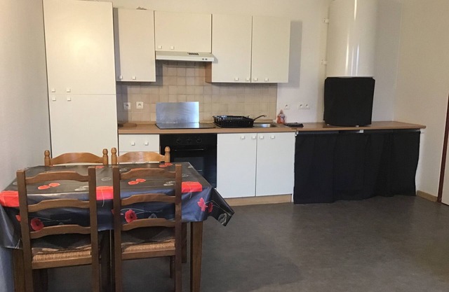 Quiet apartment in medieval town of st macaire