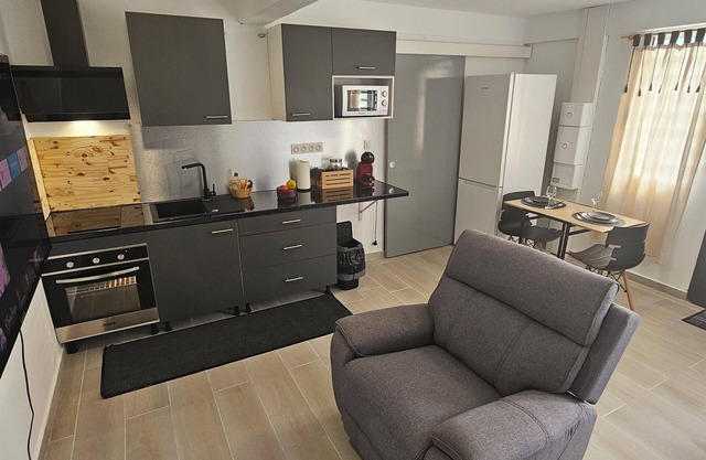 Quiet, comfortable studio 1 min from downtown