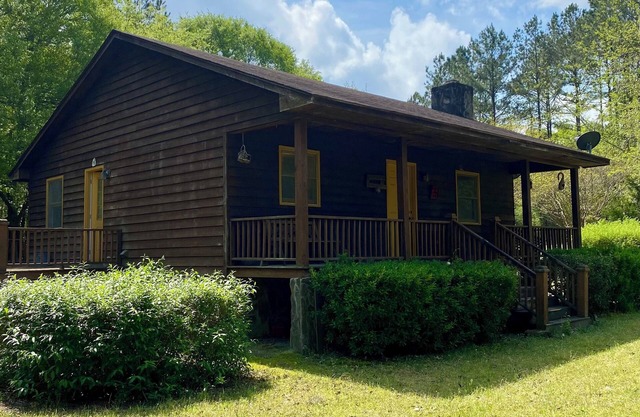 Quiet cabin with 3 fishing ponds on lots of acres. Come enjoy the country life