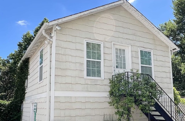 Quiet Carriage House w Forest-View Deck & Dining
