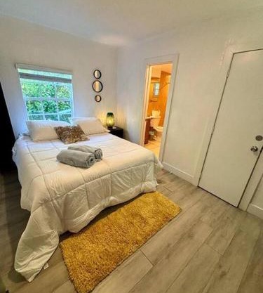 Quiet & Centrally located House - PRIVATE PARKING, LAUNDRY AND STORAGE FOR LUGGAGE