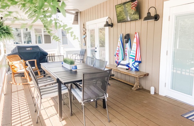 quiet & clean lakefront, private dock & HOT TUB