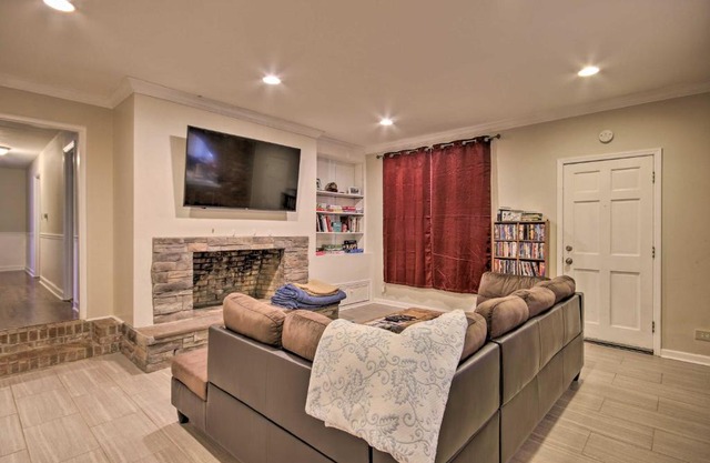 Quiet Columbia Home with Fire Pit and Pool Table!