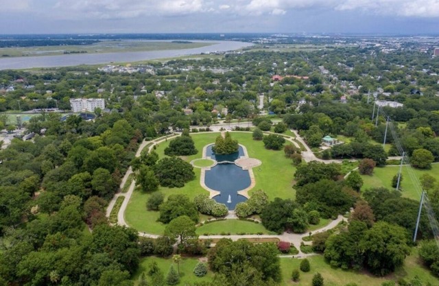 Quiet Cottage in the Heart of Downtown