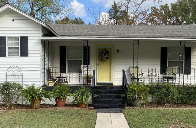 Quiet country cottage - 5 min from major interstates