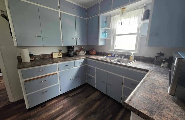 Quiet Country Cottage with access to 396 acres of Audubon native prairie land