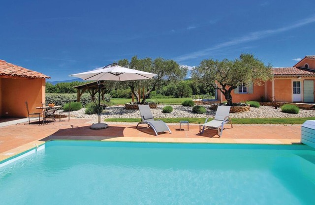 Quiet country cottage with private pool