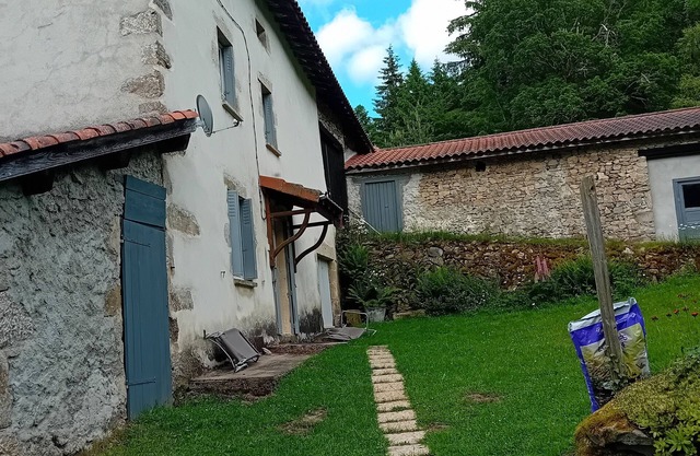 Quiet country house on the edge of the forest haven of peace