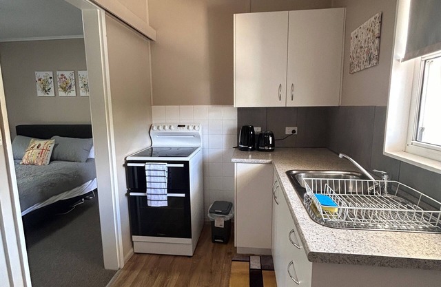 Quiet Cozy ApartmentnnEntire Kitchen n 1 Queen Bed, 1 Bathroom nCanowindra