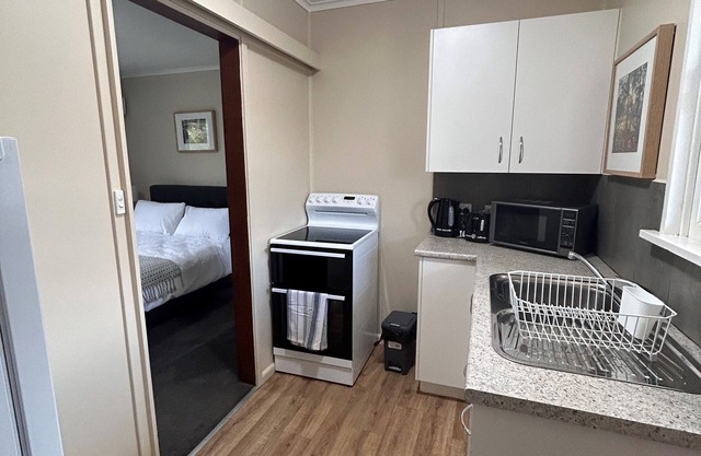 Quiet Cozy Apartment nnEntire KitchennQueen Bed, 1 Bathroom nCanowindra