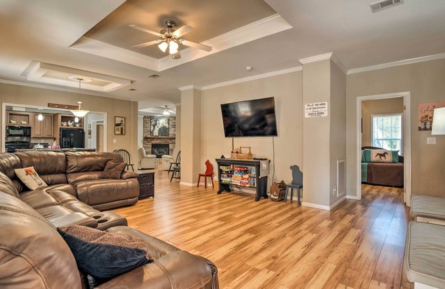 Quiet Dunnellon Escape w/ Large Covered Porch