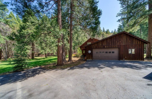 Quiet get away on a private creek. Hot tub, infrared sauna and massage table.