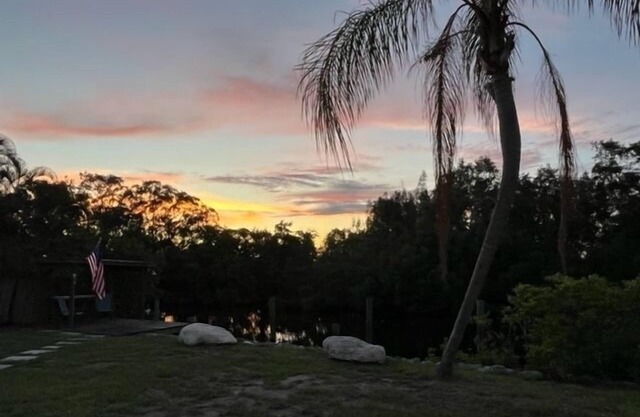 Quiet Getaway on the water with your own private dock. Close to Little Harbor