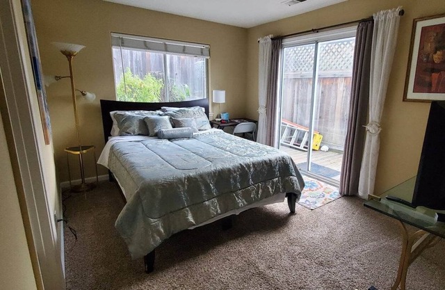 Quiet home w/trees, 2 min to shops/restaurants/cafe