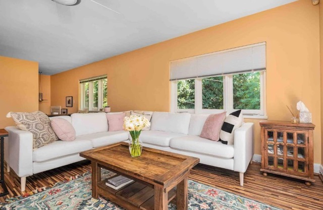 Quiet home with large yard, close to Navy Bridge.