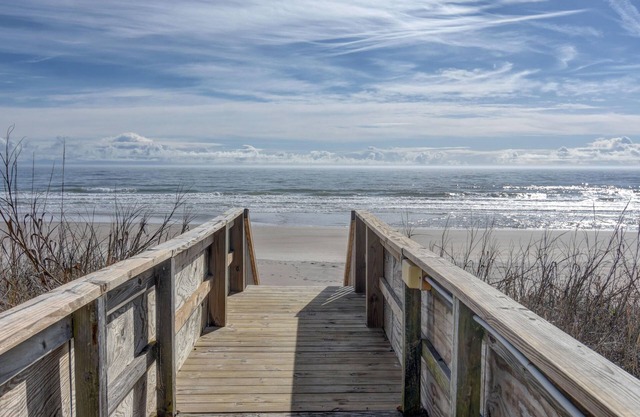 Quiet Island Hideaway with private beach access/pool, near shops and food.