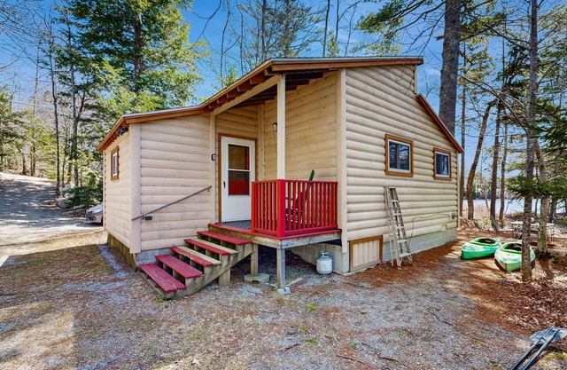 Quiet lakefront cottage with a firepit, private beach, & two kayaks