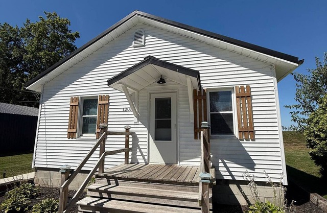 Quiet Lakefront Home + Great Deck + Sunset Views