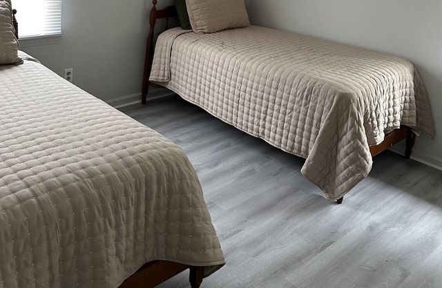 Quiet, Minimal Home: 18 Min from White Lake