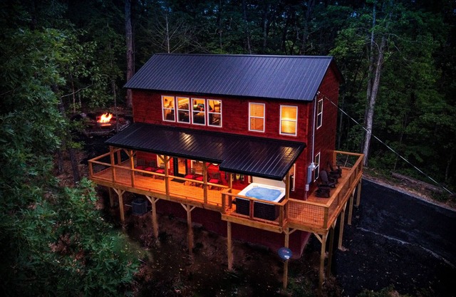 Quiet Mountain Top Cabin- Private, Top Location, VIEWS!