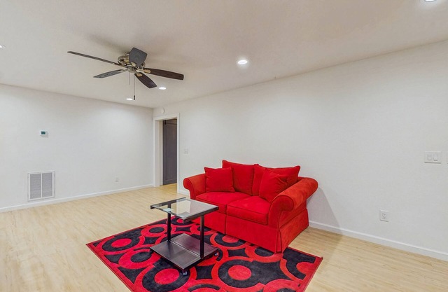 Quiet mountainside apartment with great views, central air and private W/D