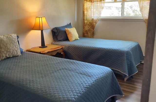 quiet neighborhood is near restaurant and bars and gas station