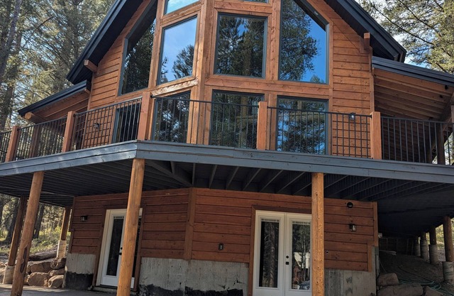 Quiet New Cabin with WiFi in charming Island Park forest, near Yellowstone NP