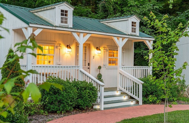 Quiet Ozarks Cottage | Peaceful Porch + Forest Views