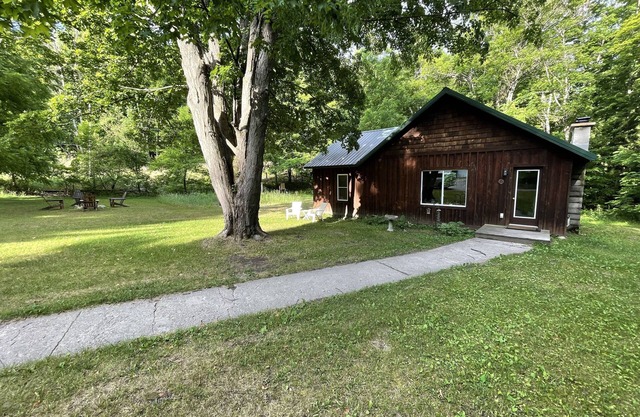 Quiet place to land near Lake Michigan, Crystal Lake, Trails, Fishing, and more!