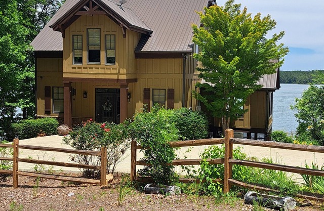 Quiet ReflectionsnSpacious 5-BR house with Outstanding Views, Sleeps 14