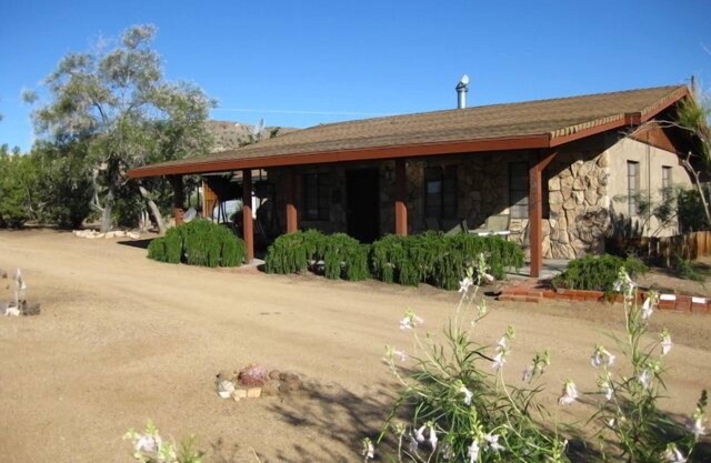 Quiet , relaxing 2 1/2 acre Hilltop home bordering Nature Preserve