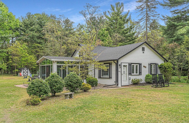 Quiet remodeled cottage near downtown Sawyer - private deck, gas grill, firepit